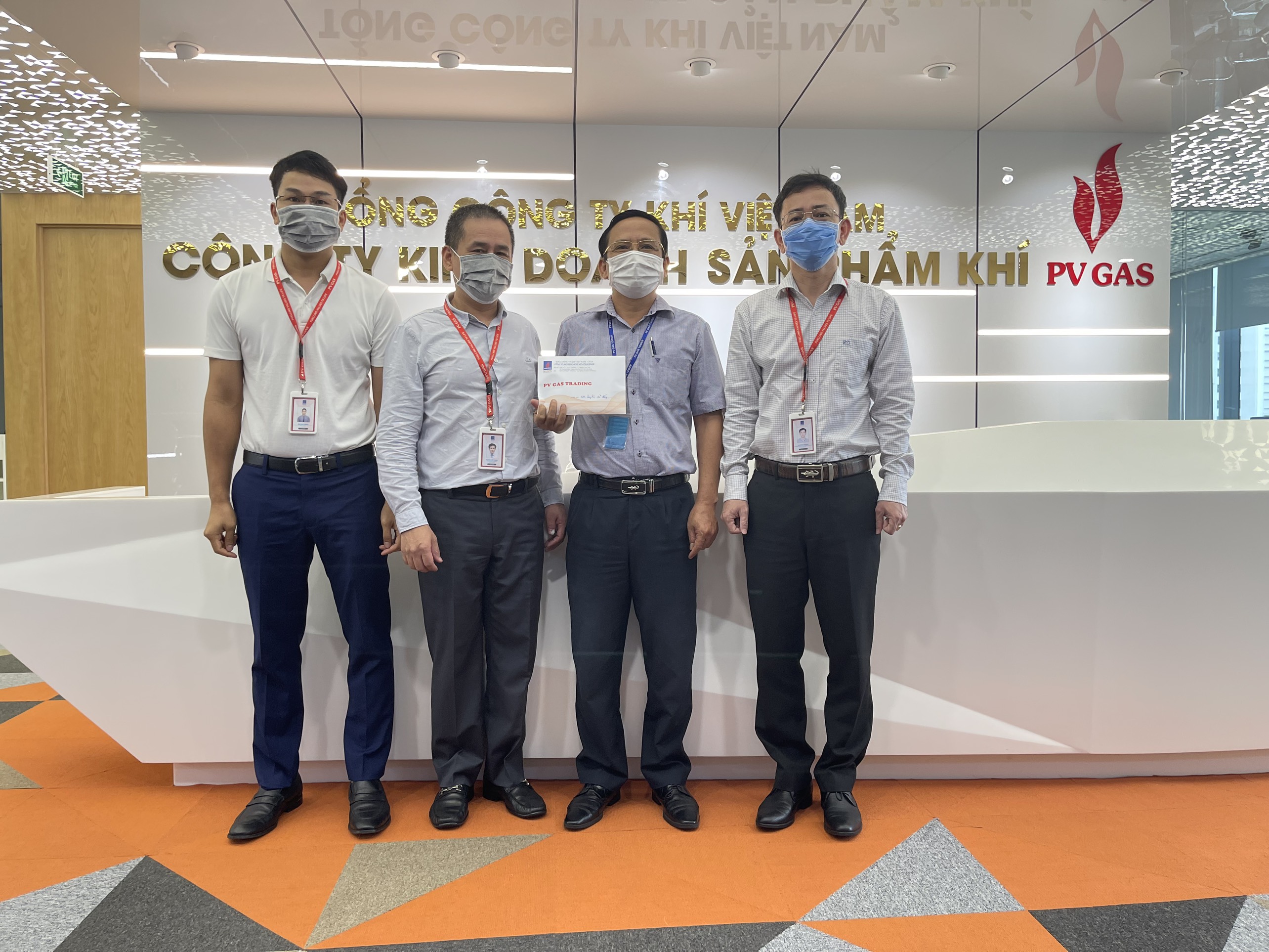 Trao tặng những phần quà hỗ trợ, động viên tinh thần phòng, chống Covid-19